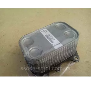 Масляний радіатор 03L117021C теплообмінник (холодильник , під фільтром) Skoda Octavia 2 1.6 TDI